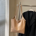 Grande borsa tote minimalista color kaki chiaro in pelle PU liscia appesa a una gruccia - Cachi