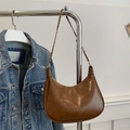 Borsa hobo in pelle marrone a mezzaluna con tracolla a catena in metallo dorato retrò - Marrone