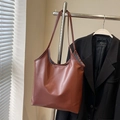 Borsa tote minimalista in pelle marrone con spalline lunghe per il lavoro quotidiano - caffè