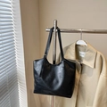 Bolso tote clásico de piel sintética negra con textura brillante y correas ajustables - Negro