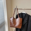 Bolso tote retro marrón oscuro en cuero encerado con correas de hombro largas ajustables - café