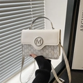 Crèmewitte crossbodytas met monogrampatroon en metalen M-logo op de voorklep - Wit