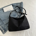 Bolso de hombro retro en ante negro con correa de cuero ajustable y hebilla dorada - Negro