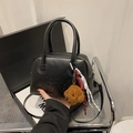 Sac oreiller en cuir noir avec logo embossé et charmant petit ours en peluche - Avec Pendentif / Noir