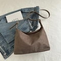 Bolso hobo retro marrón oscuro con textura de ante mate y correa ajustable para hombro - Caqui