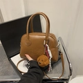 Sac Boston en cuir marron avec lettrage embossé et breloque chiot en peluche - Avec Pendentif / Marron