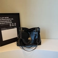 Borsa a tracolla trapezoidale nera con catena dorata e chiusura girevole metallica - Nero