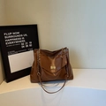 Borsa tote in ecopelle marrone scuro opaco con catena dorata e chiusura a scatto - Marrone