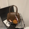Sac Boston en cuir marron foncé avec breloque ours en peluche et logo embossé - Avec Pendentif / Marron