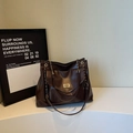 Grande borsa tote marrone scuro in pelle PU con chiusura girevole dorata e catenella - caffè