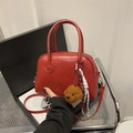 Sac polochon rouge en cuir mat avec lettrage embossé et breloque ours mignonne - Avec Pendentif / Rouge