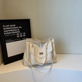 Grande borsa tote bianco crema in pelle con catena dorata e tasca frontale con patta - Bianco Sporco