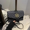 Bolso bandolera de diseño francés negro y gris con estampado M y hebilla dorada - Negro
