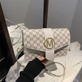 Bolso bandolera chic crema con estampado de monograma M y hebilla metálica dorada - Blanco