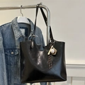 Borsa tote nera lucida per studio e lavoro con ciondolo sportivo a tema baseball - Con Ciondolo / Nero