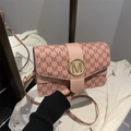 Bolso bandolera rosa con estampado de letras M y logo metálico dorado - Rosa