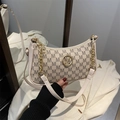 Beige Crescent-Bag mit M-Muster und goldenem Metall-Logo mit ledernem Schultergurt - Weiß