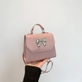 Mini borsa a tracolla rosa pastello con un grande fiocco metallico argento - Rosa