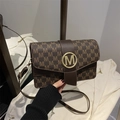 Bolso bajo el brazo retro con patrón de monograma marrón y hebilla dorada logo M - Marrón