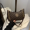 Dunkelbraune Mondsichel-Achseltasche mit M-Monogramm-Print und goldener Metallkette - Braun
