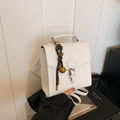 Mini mochila vintage de cuero blanco con adorno trenzado y cierre de solapa imán - Con Colgante / Blanco