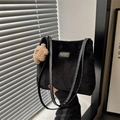 Minimalistische zwarte bucket bag van imitatiebont met leren riem en beer hanger - Zwart