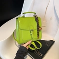 Mochila elegante en cuero sintético verde brillante con hebilla metálica y colgante - Con Colgante / Verde