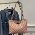 Borsa tote rosa con monogramma M nero e ciondolo a cervo dorato su tracolla a catena - Rosa