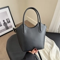 Bolso cubo negro minimalista en cuero mate con asas superiores y bandolera ajustable - Negro