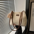 Minimalistische beige pluche emmertas met leren riemen en een schattige berenhanger - Wit