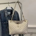 Borsa tote di moda con motivo monogramma grigio e ciondolo a cervo dorato - Bianco