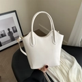 Bolso bucket blanco minimalista con bordes ondulados y detalles dorados de mano - Blanco
