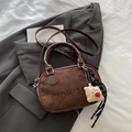 Braune Handtasche aus Wildlederimitat mit CIOH'20-Prägung und Keks-Plüsch-Anhänger - Mit Anhänger / Braun