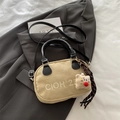 Beige und schwarze Boston-Umhängetasche mit Plüschbär-Anhänger und gewebtem Quasten-Detail - Mit Anhänger / Khaki