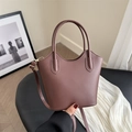 Bolso de hombro minimalista marrón oscuro con asas superiores y bandolera - Marrón
