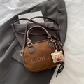 Braune Wildleder Kissentasche mit CIOH-Stickerei und Plüschtier-Anhänger für Damen - Mit Anhänger / Braun