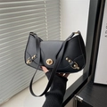 Borsa a spalla a mezzaluna nera con chiusura a scatto dorata e dettagli con borchie - Nero