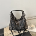 Borsa hobo leopardata con toppa a farfalla in pelle nera e dettagli con lacci incrociati - Nero