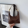 Borsa a spalla marrone scuro in pelle cerata con goffratura qaoihse e fibbia oro - Marrone