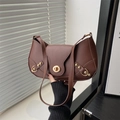 Borsa a mezzaluna marrone vintage in pelle con chiusura a girello dorata e tracolla - Marrone