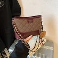 Gewatteerde bucket bag in bruin en wijnrood met een goudkleurige kettingriem - Met Hanger / Bruin