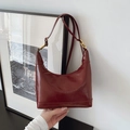 Borsa hobo bordeaux lucida con scritte in rilievo e tracolla regolabile elegante - Rosso