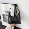 Borsa a spalla alla moda in pelle lucida nera a mezzaluna con dettagli in metallo dorato - Nero