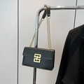 Borsa a tracolla nera minimalista con fibbia dorata e doppie spalline a catena - Nero