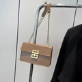Piccola borsa quadrata marrone con tracolla a catena e fibbia geometrica in metallo oro - Marrone