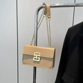 Elegante borsa beige a tracolla con chiusura geometrica dorata e spallina a catena - Cachi