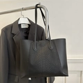 Grand sac cabas noir avec texture serpent et bandoulières en similicuir lisse - Noir