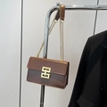 Borsa a tracolla in pelle marrone scuro con catena dorata vintage e fibbia geometrica - Marrone