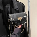 Bolso de hombro de cuero granulado negro con remaches dorados y correa de cadena - Negro