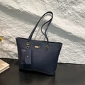 Sac fourre-tout bleu marine avec texture litchi, petite pochette et détails dorés chic - Bleu